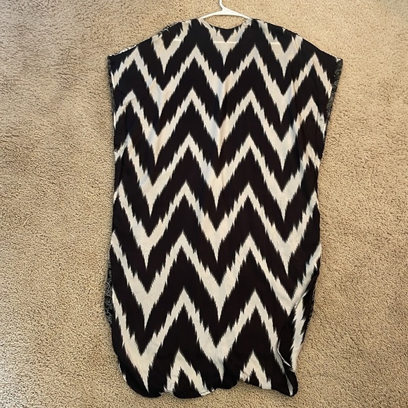 Sana Safinaz Pakistani Indian kaftaan in black and white silk with embroidery. - Picture 8 of 8